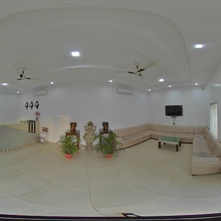 Tathastu Hotels & Banquet Hall Pipra Dewās Zewnętrze zdjęcie